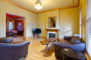 Smart-tv, eldstad och böcker