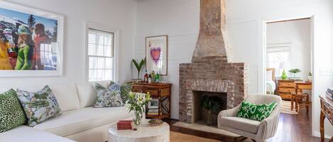 TV, lareira, escritórios