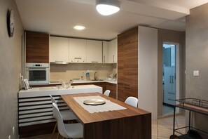 Een koelkast, een oven, een kookplaat, een koffiezetapparaat/waterkoker