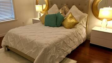 3 slaapkamers, een bureau, een strijkplank/strijkijzer, reisbedje