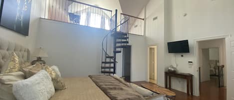 3 chambres, bureau, fer et planche à repasser, lit de bébé portatif