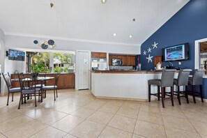 Dining - Serene Escape King Master, Minutes to  AM Island, IMG & More (Bradenton)