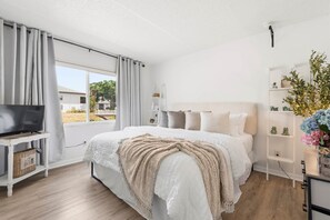 2 bedrooms, desk, iron/ironing board, free WiFi - Serene Escape King Master, Minutes to  AM Island, IMG & More (Bradenton)
