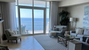 Smart TV, lareira, DVD player, aparelho de som