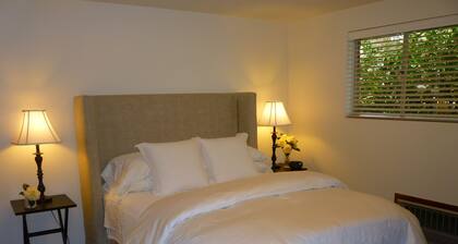Quiet Residential Wallingford Neighborhood w/ PARKING