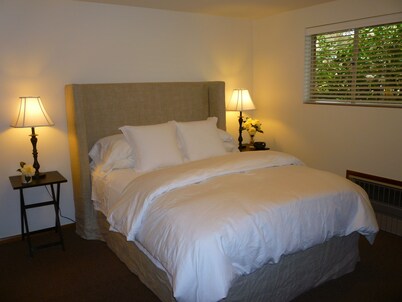 Quiet Residential Wallingford Neighborhood w/ PARKING