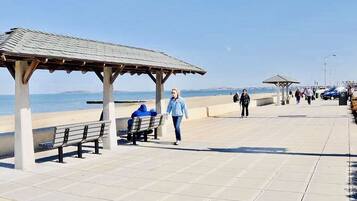 Plage à proximité, chaises longues, serviettes de plage