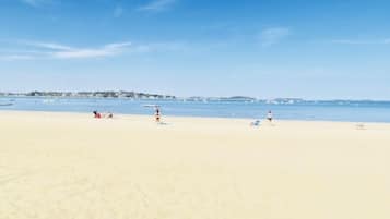 Beach nearby, sun-loungers, beach towels