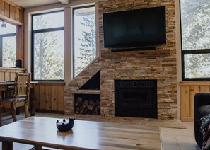 TV, caminetto, tavolo da calcetto, tavolo da ping pong