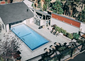 Piscina coperta, una piscina riscaldata