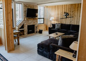 TV, caminetto, tavolo da calcetto, tavolo da ping pong