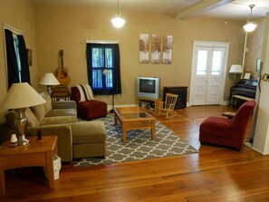 TV, fireplace, DVD player, books