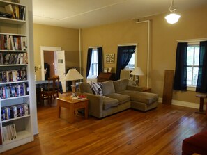 TV, fireplace, DVD player, books