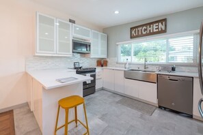 Kjøleskap, mikrobølgeovn, ovn og kokeplater