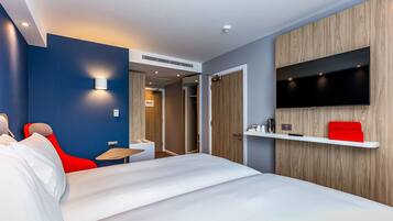 Standard Room, 2 Twin Beds (with Free Hot Breakfast) | Desk, laptop workspace, blackout drapes, iron/ironing board