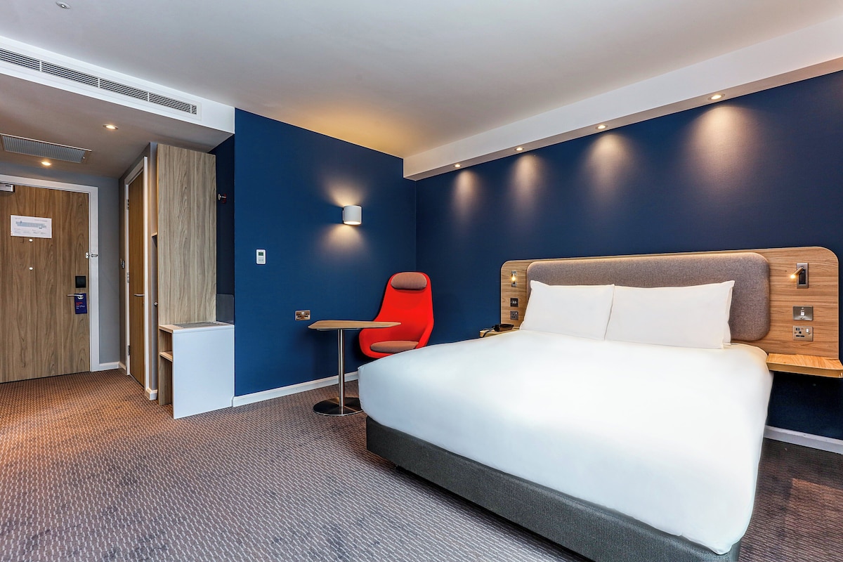 Room, 1 Double Bed, Accessible (with Free Hot Breakfast) | Desk, laptop workspace, blackout drapes, iron/ironing board
