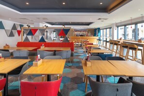 Bar (on property) - Holiday Inn Express Exeter - City Centre by IHG (Exeter)