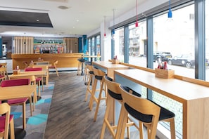 Bar (trong khuôn viên)