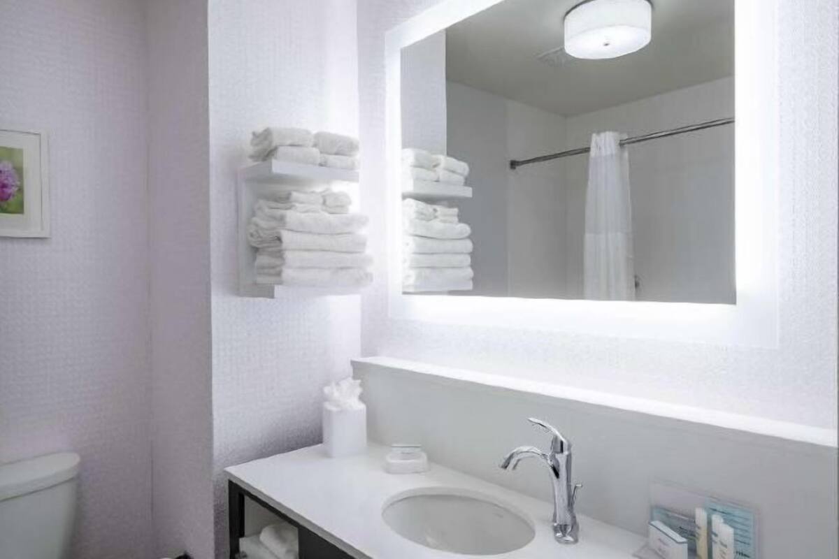 Artículos de tocador gratuitos, secador de pelo, toallas