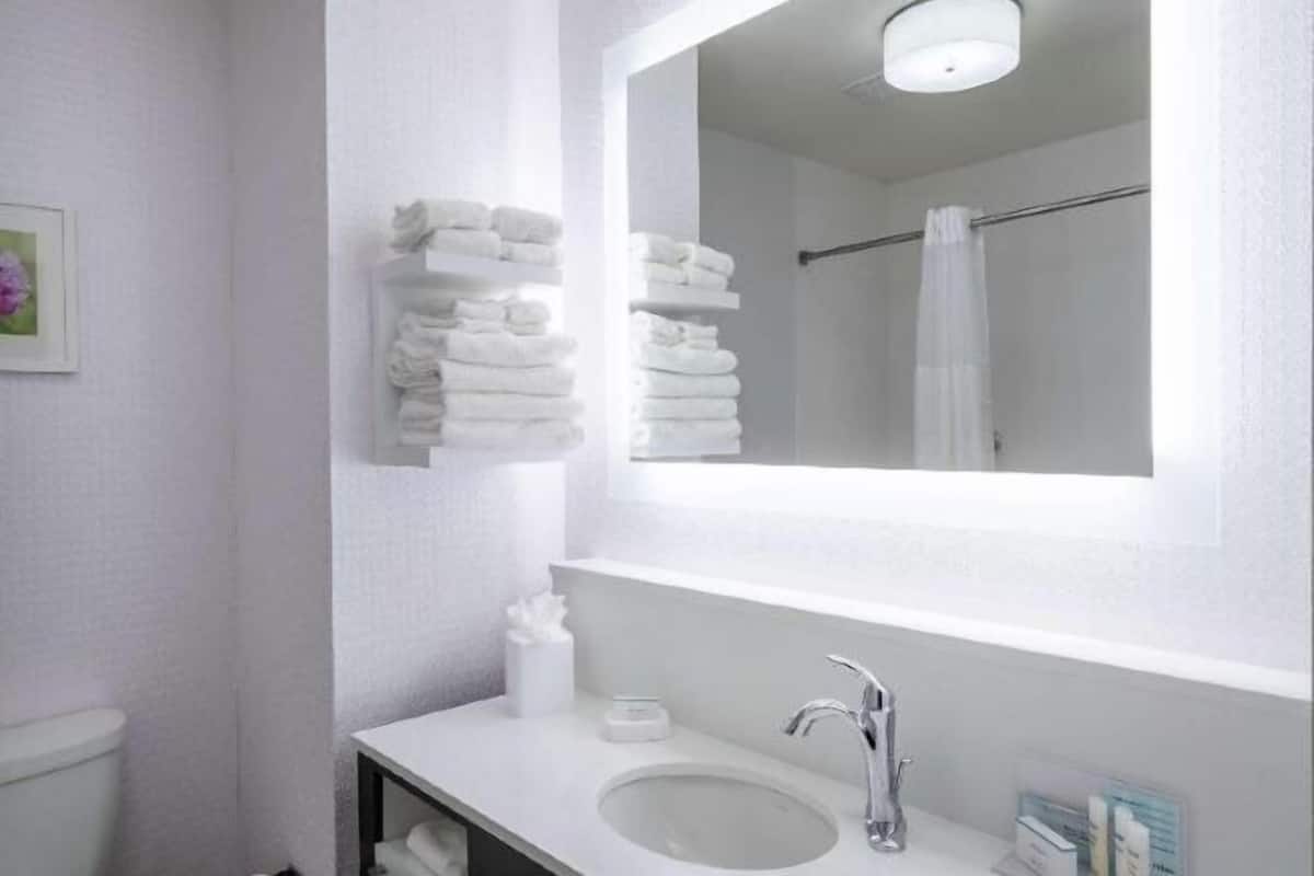 Artículos de tocador gratuitos, secador de pelo, toallas