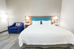 Zimmer, 1 King-Bett, Kühlschrank und Mikrowelle | Wohnbereich