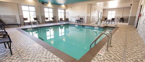 Alberca techada y camastros