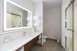 Room, 1 King Bed, Refrigerator & Microwave | Bathroom shower - Hampton Inn Mustang (Mustang)