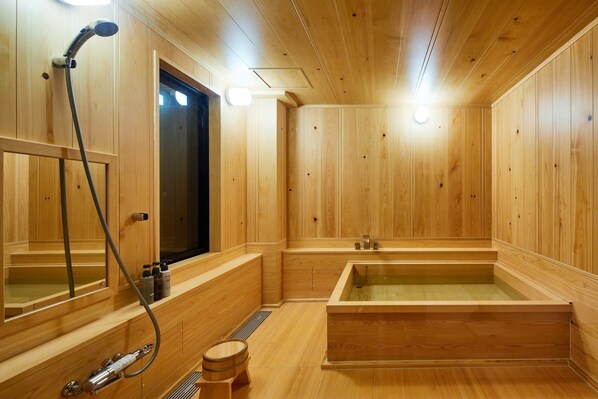 Maison Traditionnelle (with Private Hot spring bath) | Salle de bain | Baignoire et douche séparées, baignoire relaxante profonde