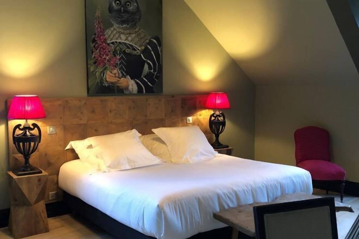 Premium bedding, individually decorated, individually furnished, desk