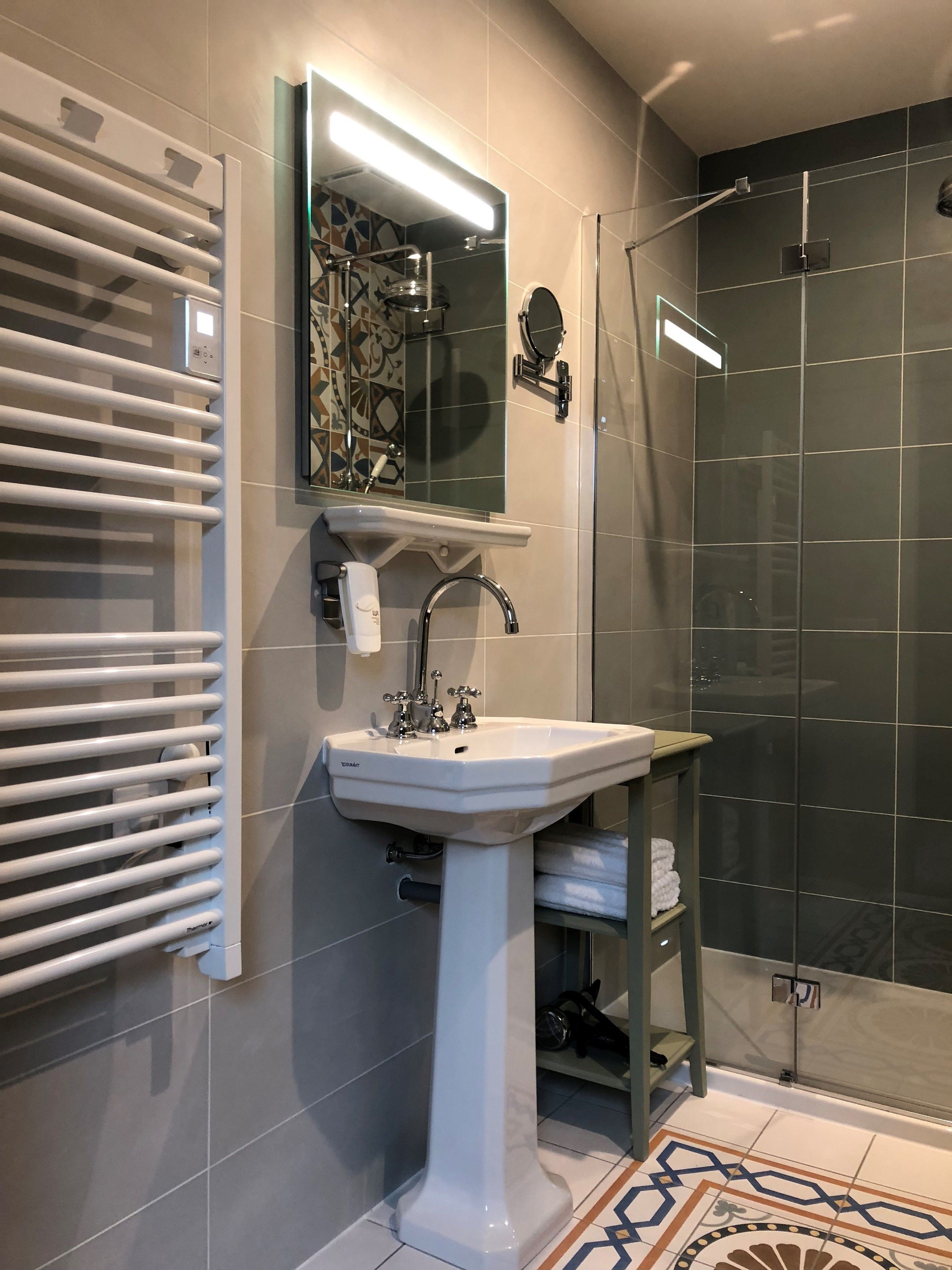 executive suite | bathroom | free toiletries, hair dryer, towels