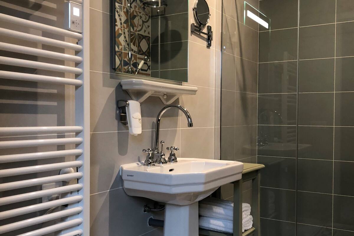 executive suite | bathroom | free toiletries, hair dryer, towels