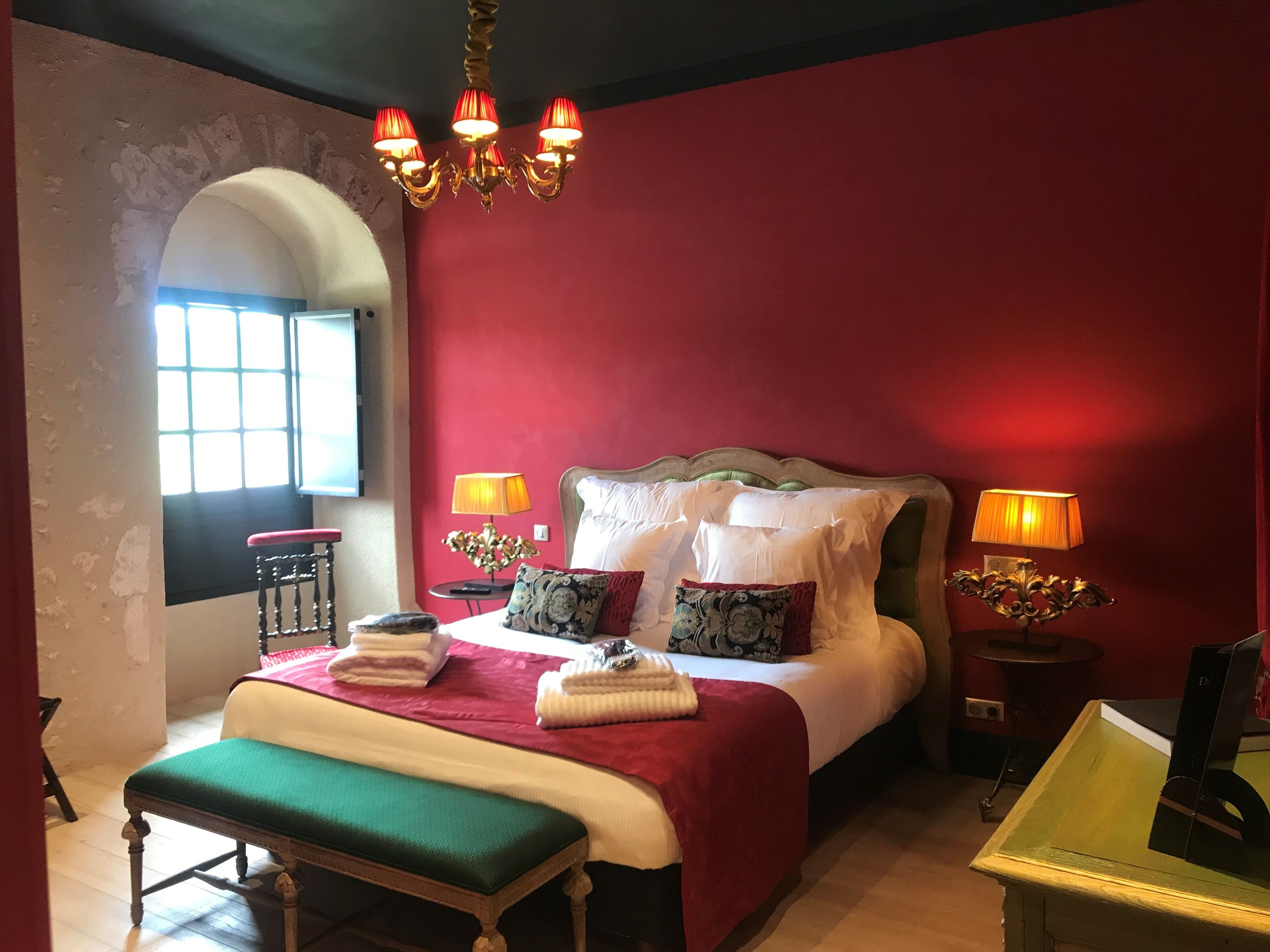 executive suite | premium bedding, individually decorated, individually furnished, desk