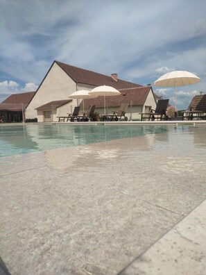 Una piscina al aire libre de temporada