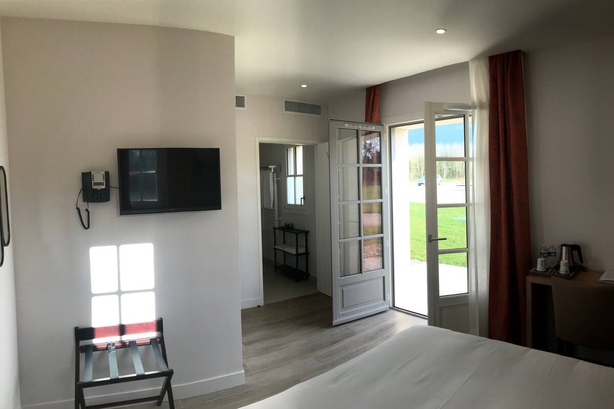 Comfort kamer | Luxe beddengoed, een bureau, verduisterende gordijnen