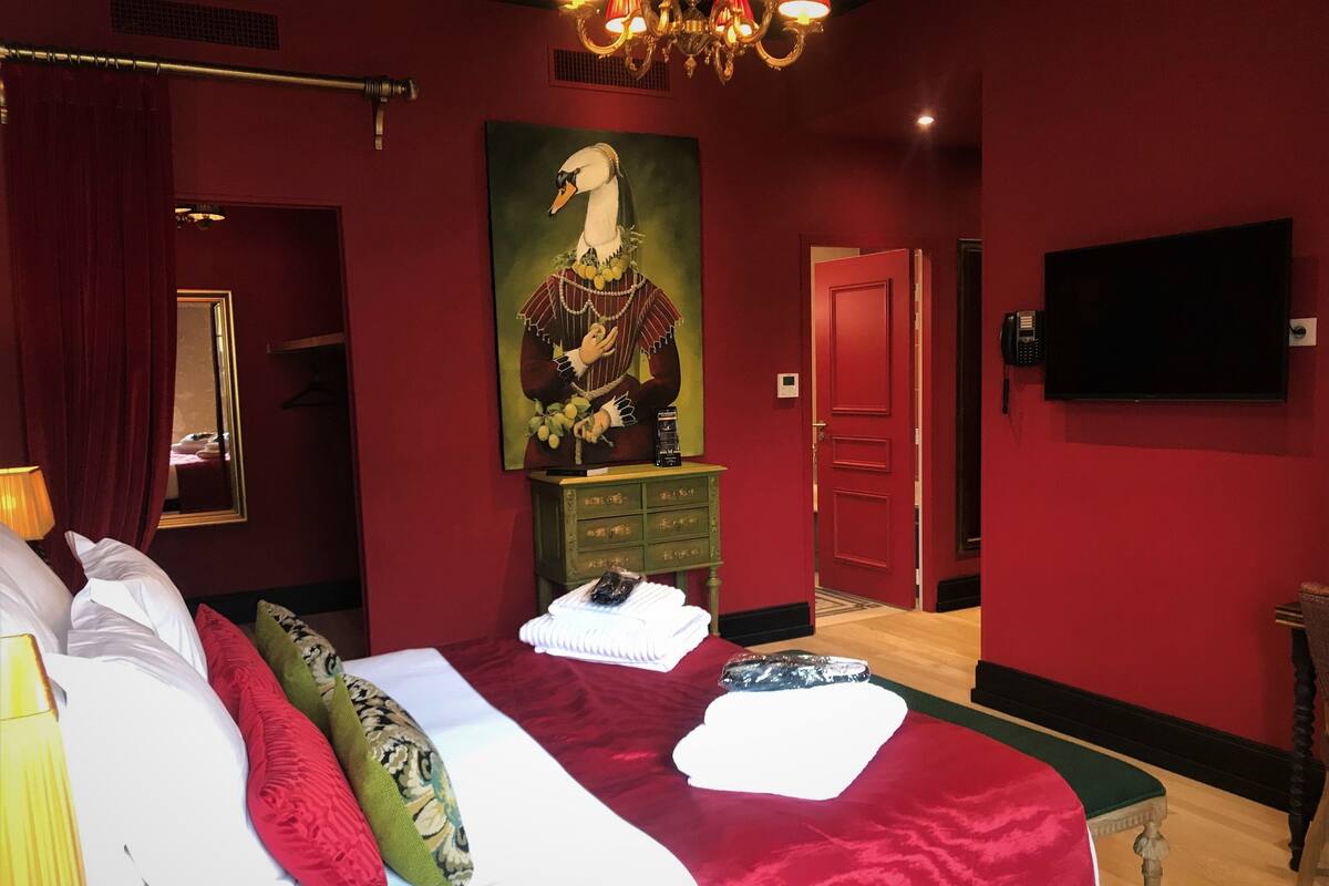 Executive suite | Luxe beddengoed, een bureau, verduisterende gordijnen