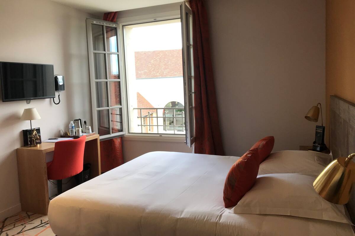 Driepersoonskamer | Luxe beddengoed, een bureau, verduisterende gordijnen