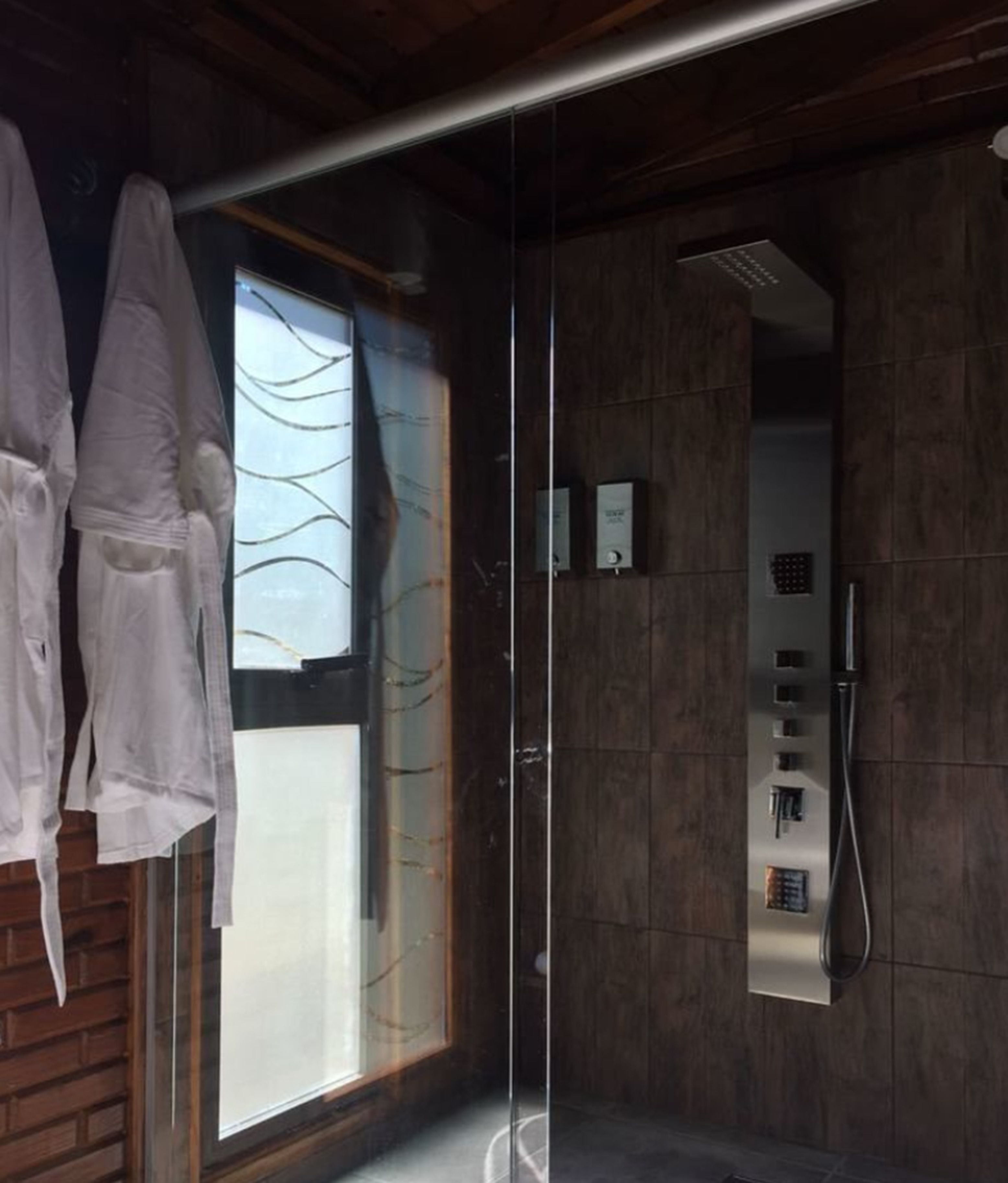 Ducha, cabezal de ducha con hidromasaje, artículos de tocador gratuitos