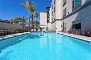 Outdoor pool, open 6:00 AM to 10:00 PM, pool loungers - TownePlace Suites by Marriott San Diego Central (San Diego)