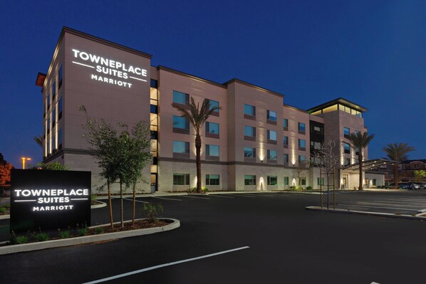 Een TownePlace Suites Marriott hotel met een modern design, meerdere verdiepingen en een parkeerplaats.
