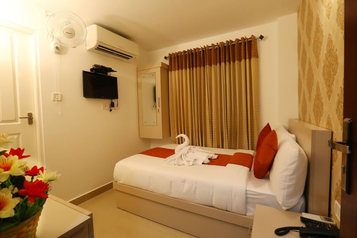 Business Single Room, 1 Twin Bed, Non Smoking | Egyptian cotton sheets, premium bedding, pillowtop beds, in-room safe