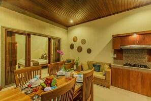 Villa, 2 chambres, piscine privée | Cuisine privée | Réfrigérateur, micro-ondes, plaque de cuisson, bouilloire électrique