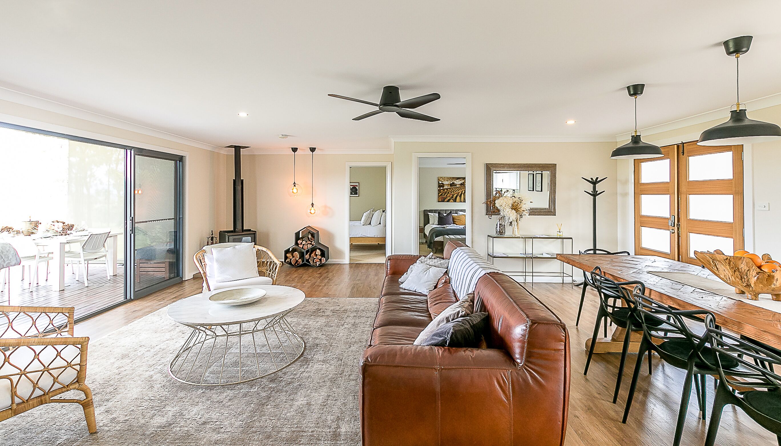 Wattle Spa Retreat | منطقة المعيشة | تلفزيون بشاشة مسطحة، مدفأة، مشغل دي في دي، وحدة شحن آي بود