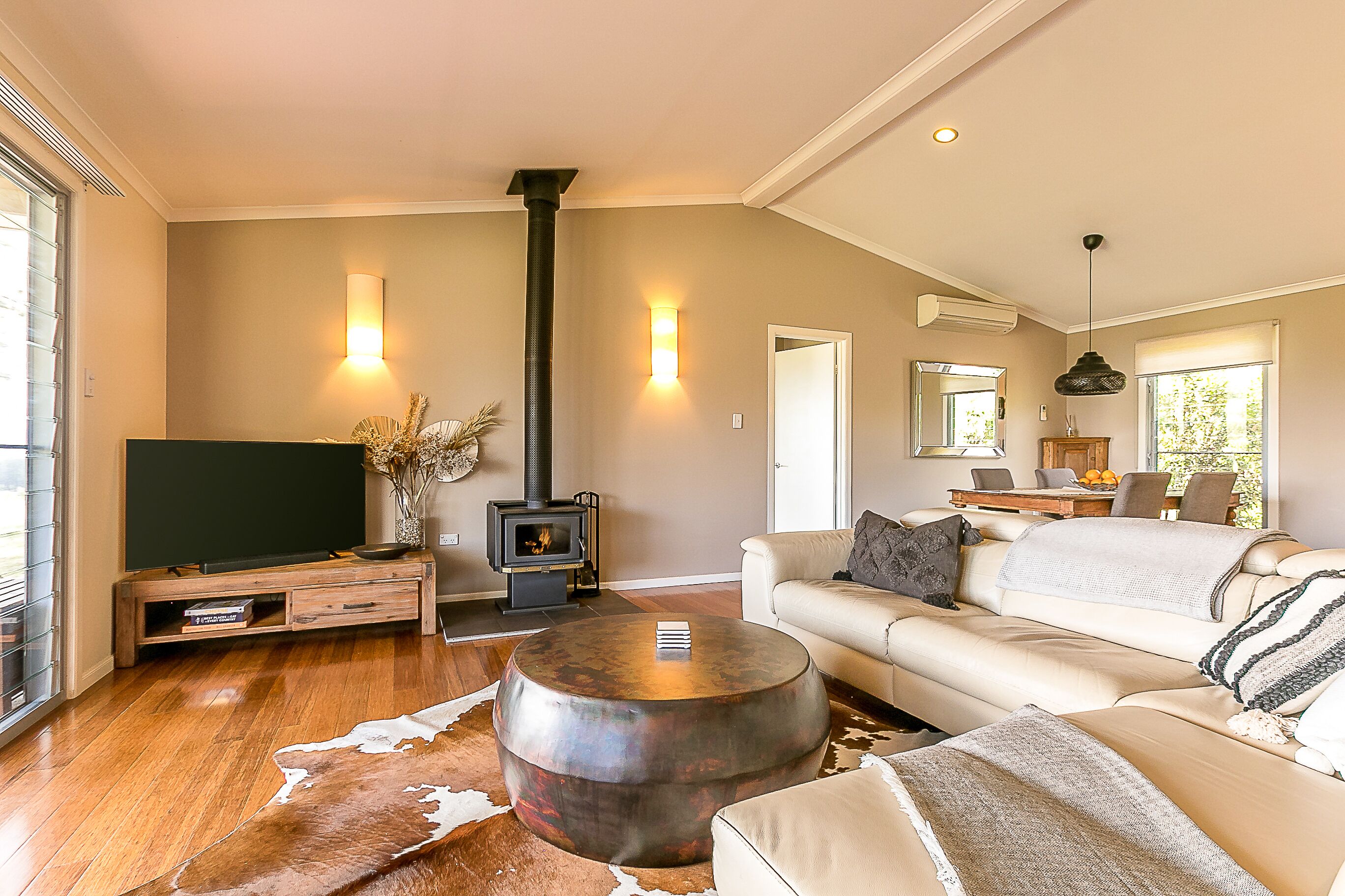 كوخ فاخر - بمنظر لكرمة العنب | منطقة المعيشة | تلفزيون بشاشة مسطحة، مدفأة، مشغل دي في دي، وحدة شحن آي بود