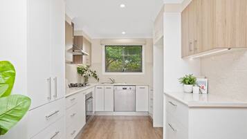 Wattle Spa Retreat | Private kitchen | Fridge, microwave, oven, stovetop
