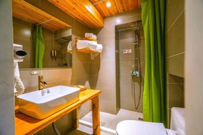 ห้องทราดิชันนัลดับเบิล | ห้องน้ำ | ฝักบัว, ของใช้ในห้องน้ำฟรี, ไดร์เป่าผม, รองเท้าสวมภายในห้อง