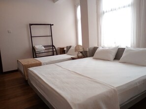 8 habitaciones, tabla de planchar con plancha y cunas 