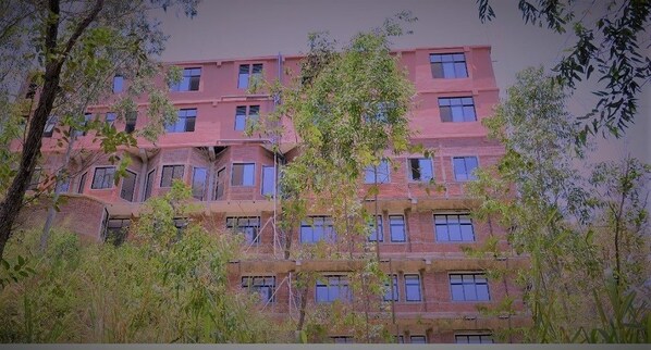 Vista frontal de la propiedad