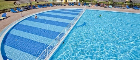 من حمّامات السباحة المغطاة، حمّام سباحة خارجي