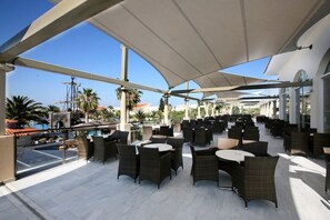 Outdoor dining - Hotel Kipriotis Village Resort (Kos)