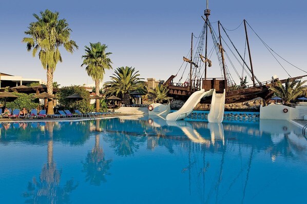 Una piscina techada, una piscina al aire libre